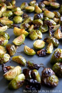 This is the perfect Thanksgiving side dish! Roasted Brussels Sprouts with Bacon and Apples is the perfect mix of savory and sweet- it's so easy to make and perfect for a crowd!