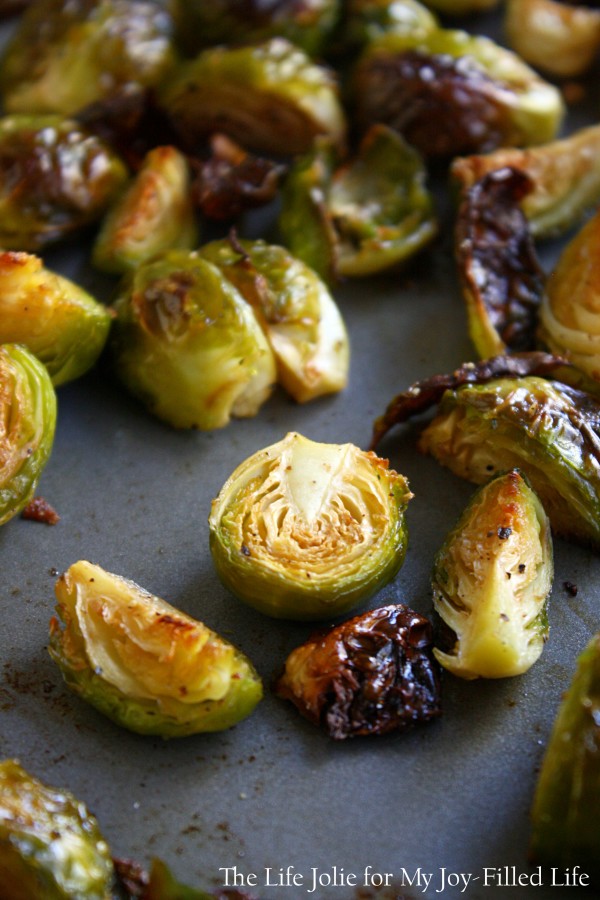 This is the perfect Thanksgiving side dish! Roasted Brussels Sprouts with Bacon and Apples is the perfect mix of savory and sweet- it's so easy to make and perfect for a crowd!