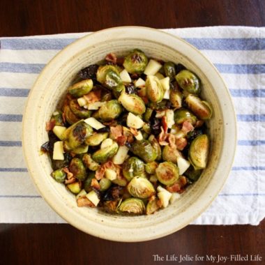 This is the perfect Thanksgiving side dish! Roasted Brussels Sprouts with Bacon and Apples is the perfect mix of savory and sweet- it's so easy to make and perfect for a crowd!