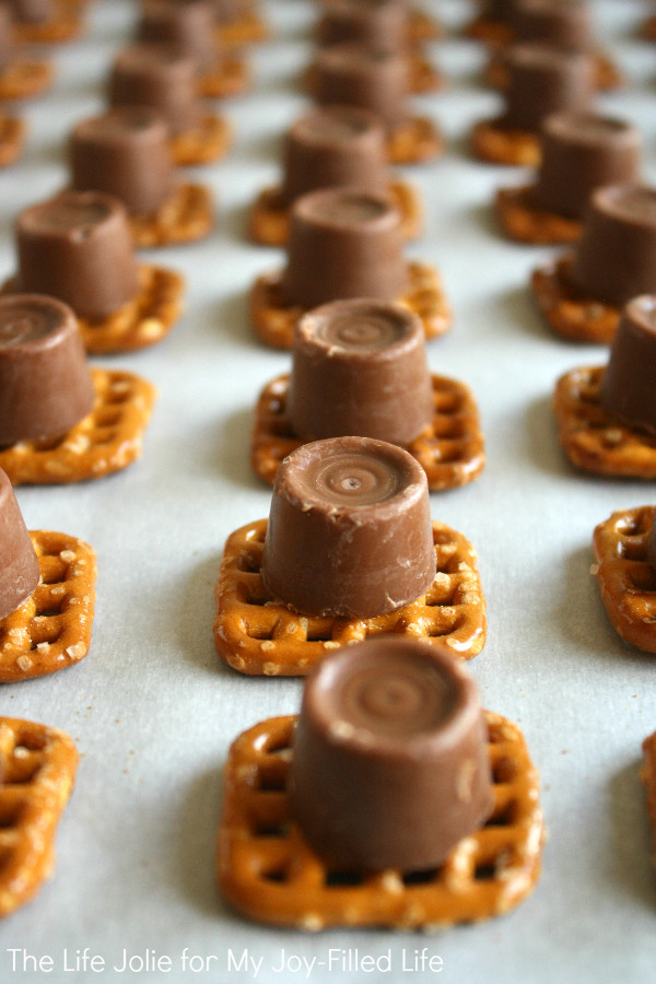 Chocolate Caramel Pretzel Treats are so quick and easy to make and taste delicious- they make a great holiday gift!