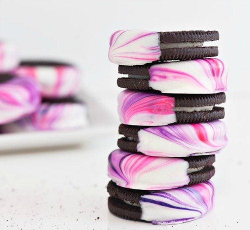 These+DIY+Marbled+Oreos+are+super+easy+to+make+and+they+look+pretty+amazing+too!+_+Sprinkles+for+Breakfast