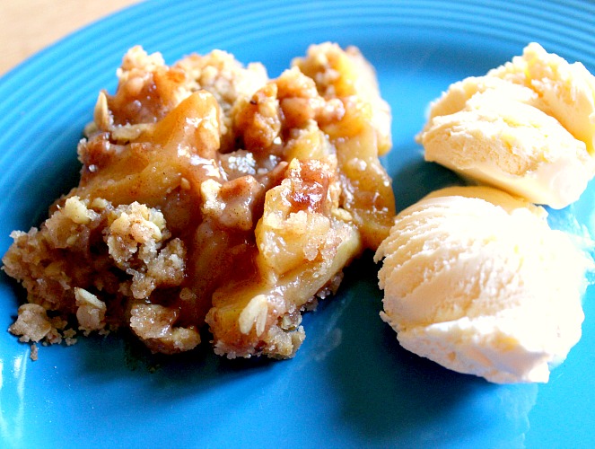 apple crum with Ice cream