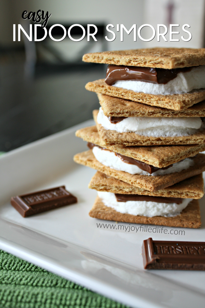 Enjoy s'mores anytime of year by making them inside! Check out how easy it is to make s'mores in the oven.