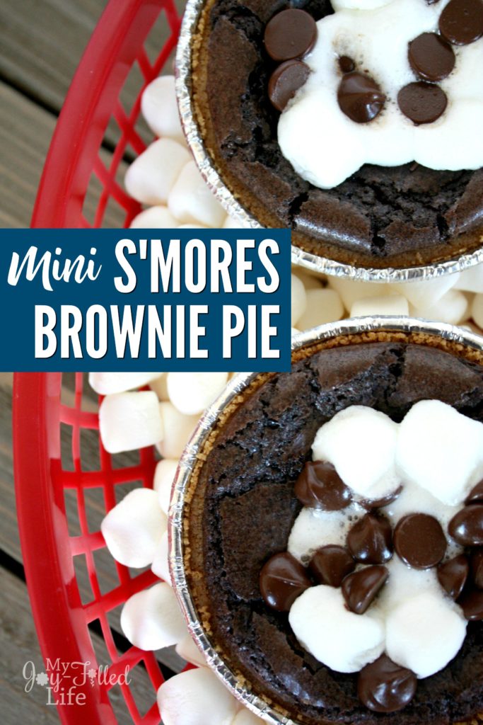 If you like brownies and you like s'mores, you'll love these easy-to-make mini s'mores brownie pies! #brownies #smores