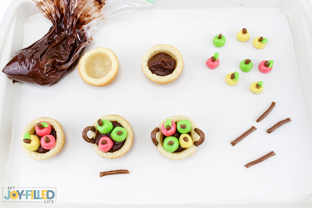 These apple cookie cups are a MUST TRY cookie recipe for fall! They are so fun to make and everyone is sure to rave about these cookie cups! They are sweet, delicious, and a pure joy to get in the spirit of the fall season.