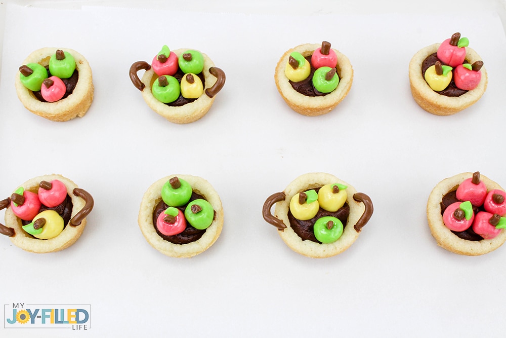 These apple cookie cups are a MUST TRY cookie recipe for fall! They are so fun to make and everyone is sure to rave about these cookie cups! They are sweet, delicious, and a pure joy to get in the spirit of the fall season.