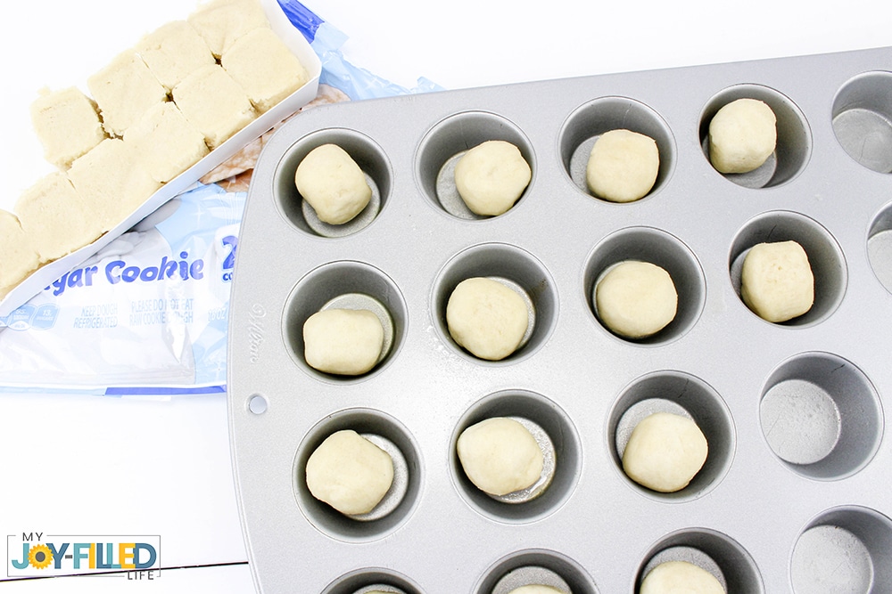 These apple cookie cups are a MUST TRY cookie recipe for fall! They are so fun to make and everyone is sure to rave about these cookie cups! They are sweet, delicious, and a pure joy to get in the spirit of the fall season.