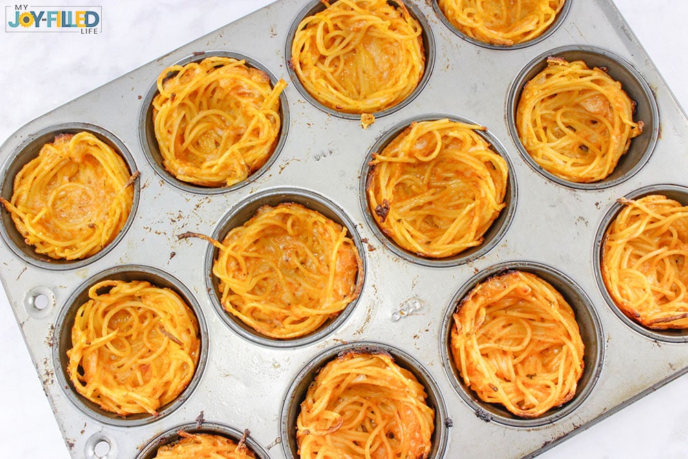 bake spaghetti for spaghetti and meatball cups