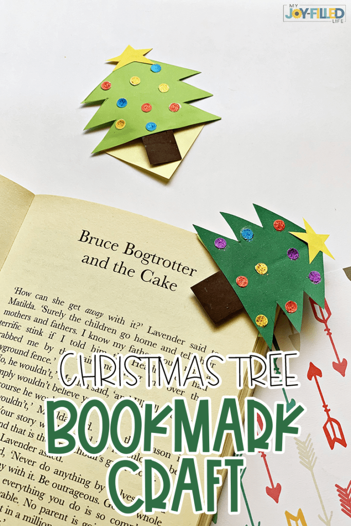 One of the best activities for kids during holiday break is reading a good book. In the spirit of Christmas, kids will love these Christmas tree bookmarks! #books #bookworm #booksforkids #kidcraft #DIYbookmark