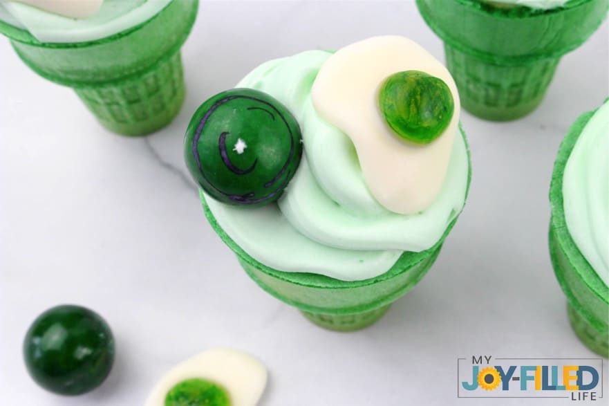 Assembling Green Eggs & Ham Dr Seuss Cupcakes