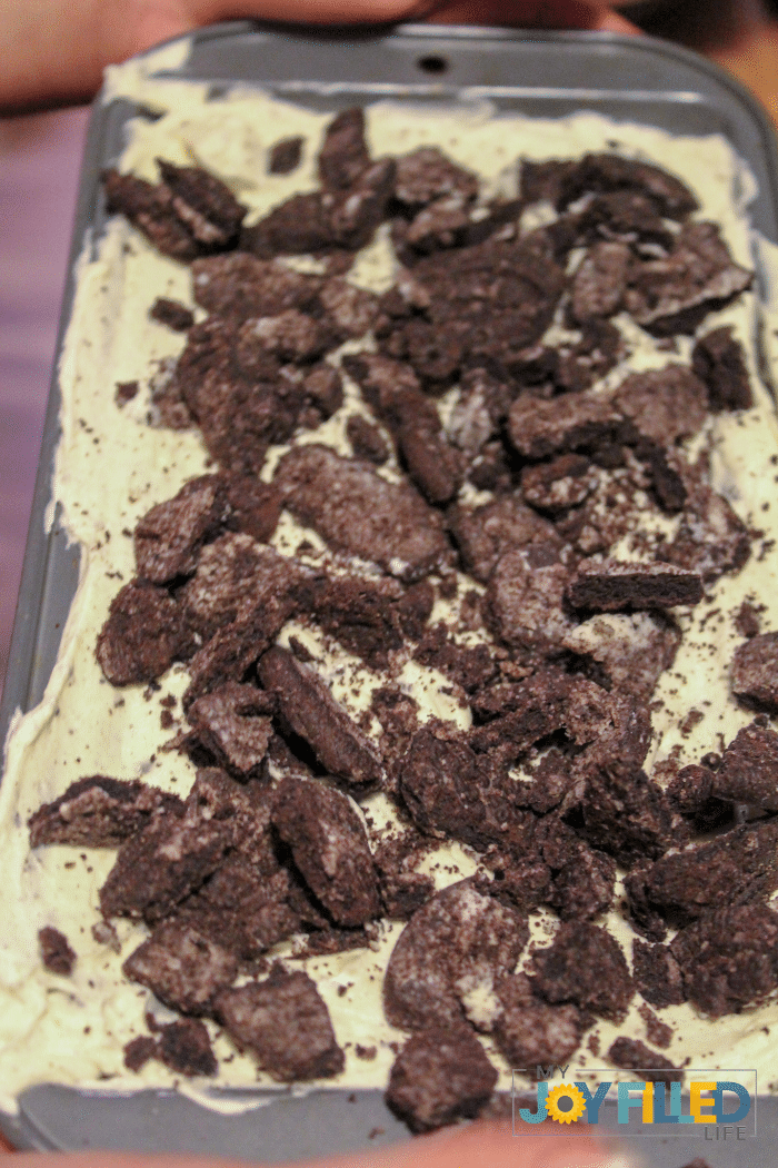 Layering your cookies and cream ice cream